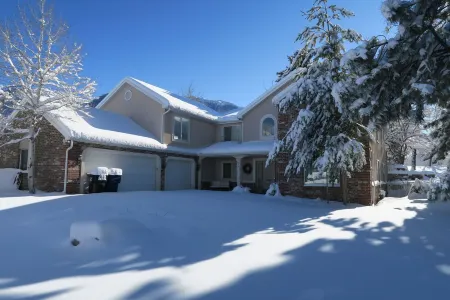 Largest Ski Home In Sandy. Minutes from Resorts