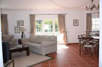 Apartment With Shared Pool, landscaped gardens, Wi-fi Hotels in Amoreira
