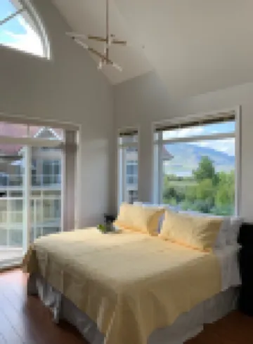 Top floor unit in Discovery Bay with lake views from the patio!