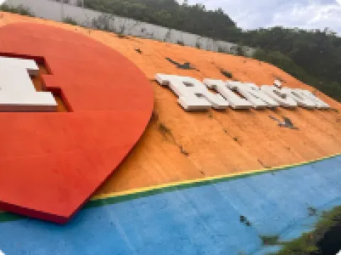 Catch Some Waves and Chill, with High Speed Wi-fi, Washer & Dryer.