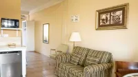 The Hamlet Suites - Bright and spacious Studio Apartment 1