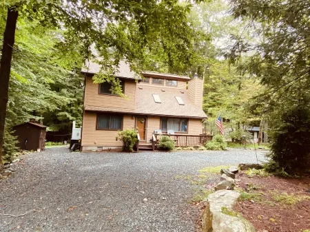 Hideout- Spacious Pet Friendly Home ready!!