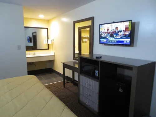 Brick Motor Inn Hotels in Lakewood