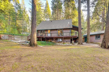 Outdoor Oasis: Modern Nordic Cottage by Lake!