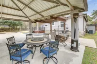 Pets Welcome Home with Deck and Patio in Hockley! Hotels near Spring Creek Park