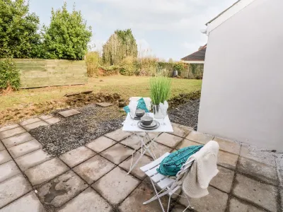 Cobwebs Hotels near Folly Farm Adventure Park and Zoo