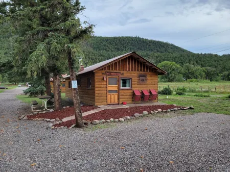 Chinook Cabins & RV Park