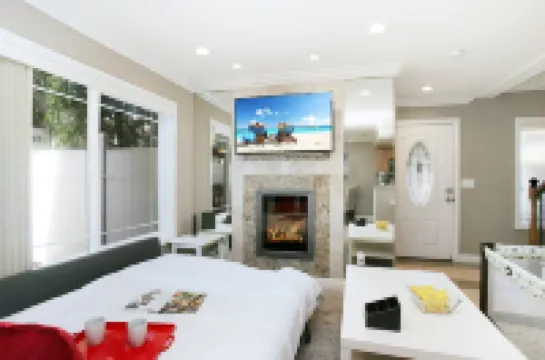 Awesome Multi Level - Large Patio - Fast Wifi - Work Desks - Self Check in! (cm-2)