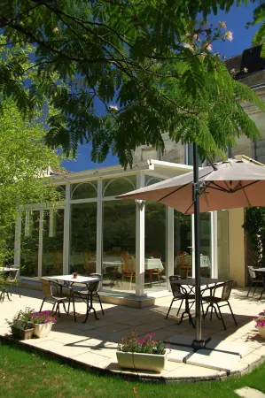 Hotel Henri IV Отели в г. Ларюскад