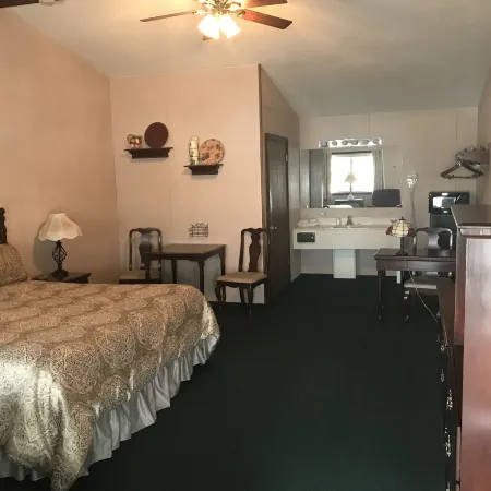 Longhouse Lodge Motel Hotels in Reading