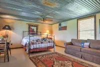 Charming Carmine Studio w/ Pond on 60-Acre Farm! - Homestays