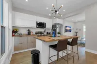 Modern Cozy Entire Townhome 3 Bedrooms 2 Parking