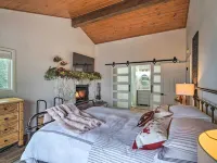 Picturesque Cabin 2 Balconies, Walk to Lake! Hotels in Crestline