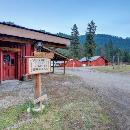 Montana Cabin: Day Trip to Glacier Natl Park!
