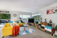 Tui Beach House - Centrally located, 3 min walk to beach, bright house Paihia.