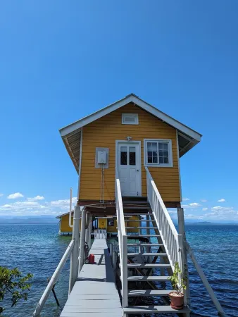 Charming bungalow over a coral reef in the Caribbean sea with stunning sunsets! Отели рядом с Аэропорт Бокас Дэль Торо