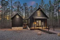 Luxury Broken Bow Cabin w/ Hot Tub on 3 Acres! - parking