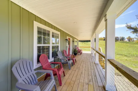 Autumn Retreat Pondside Cabin in Butler, TN Отели в г. Джонсон