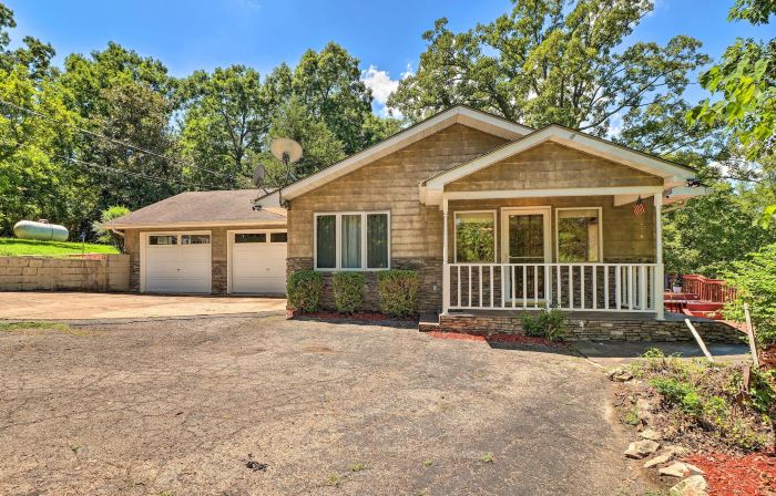 Norfolk Lake Getaway: the Kingfisher w/ Deck