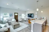 Riverfront Sheboygan Townhome w/ Grill! فنادق في Sheboygan Falls