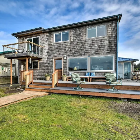 Coastal Retreat Deck, Ocean Views and Walk to Beach
