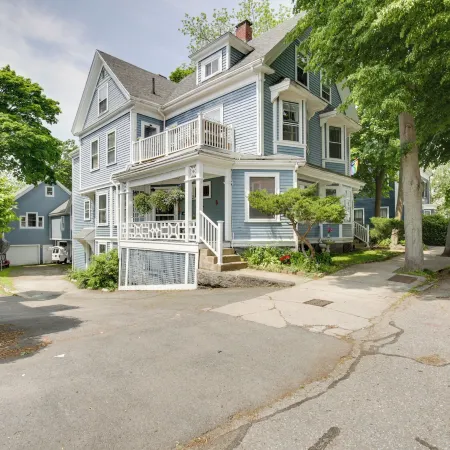 Quaint Beverly Townhome Walk to Beach and Downtown!