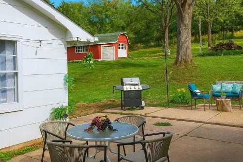 NEW! Villa Bella Elegant Hermann Farmhouse with Wine Bar, Fire Pit &Trolley Ride