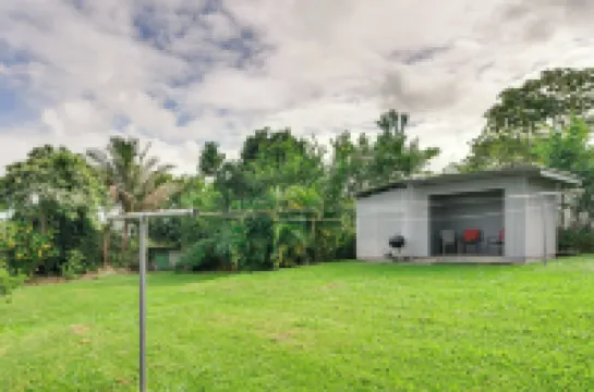 Charming Historic Hilo House Minutes to Beach!