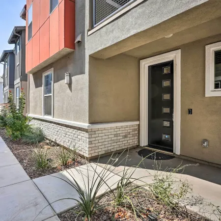 Pet-Friendly Elk Grove Retreat w/ Balcony!
