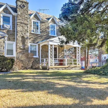 Townhome w/ Porch, 7 Mi to Lincoln Financial Field