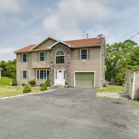 Pocono Home w/ Hot Tub & Fire Pits: 1 Mi to Lakes!