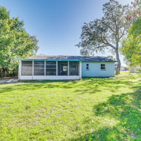 Spring Hill Home - 3 Mi to Weeki Wachee Springs!