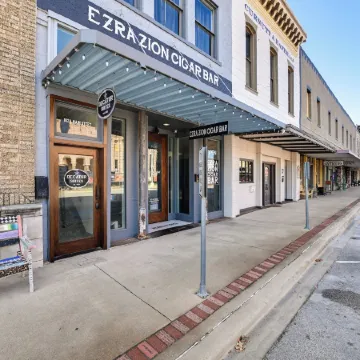 Western-Themed Decatur Studio on Main Street!