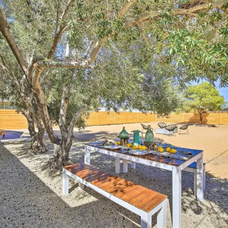 Modern Joshua Tree Bungalow with Fire Pit and BBQ!