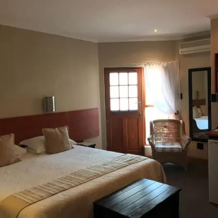 A la Martha's Air-Port Guest House Отели рядом с достопримечательностью «Форт Фредерик»
