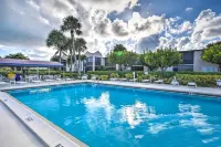 Jupiter Bay Condo w/ Pool < Half Mile to Beach! - 3-Star