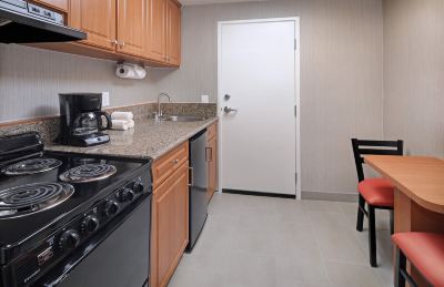 ゲストルーム(クイーンベッド2台)(キッチン) トロピカーナ イン & スイーツ アナハイムの写真