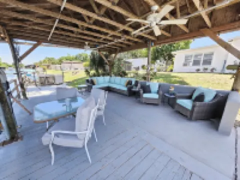 Fisherman's Paradise! 2Bd/2Ba Waterfront Retreat with Access to Lake Okeechobee! Hoteles en Condado de Okeechobee