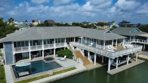 Handicap Accessible Home w 7 Bathrooms & a Pool  - Perfect for Family Gatherings