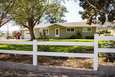 Clean. Private. Beautiful.Incredibly Clean FarmYard Only Minutes from La Grande Отели в г. Union County