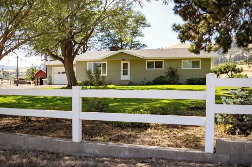 Clean. Private. Beautiful.Incredibly Clean FarmYard Only Minutes from La Grande