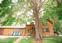 Lake Street Retreat: Charming Getaway with Stunning Lake View Sunsets