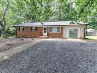 Lake Tillery Area, 4-bedroom house in charming Norwood with WiFi, Deck and AC 스탠리 카운티 호텔