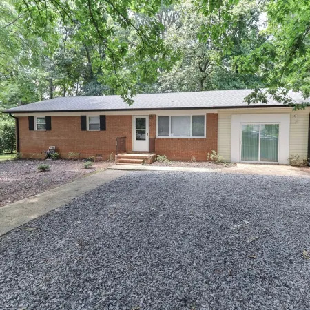 Lake Tillery Area, 4-bedroom house in charming Norwood with WiFi, Deck and AC