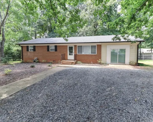 Lake Tillery Area, 4-bedroom house in charming Norwood with WiFi, Deck and AC Hotels in Stanly County