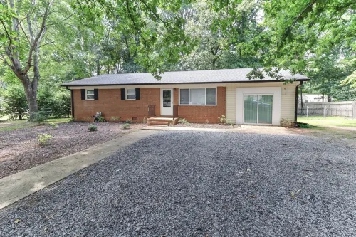 Lake Tillery Area, 4-bedroom house in charming Norwood with WiFi, Deck and AC