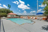 Quality Inn & Suites - Swimmingpools