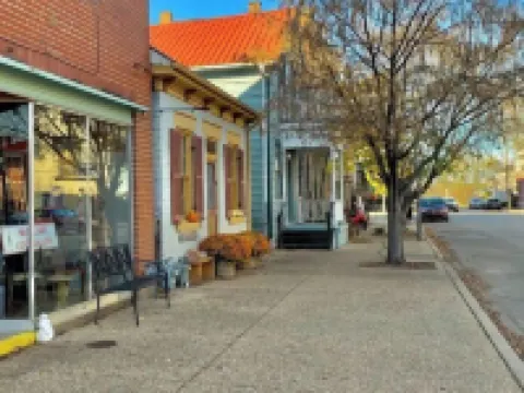 "Little Brick House on Main (1865 Hotels in Ste. Genevieve County