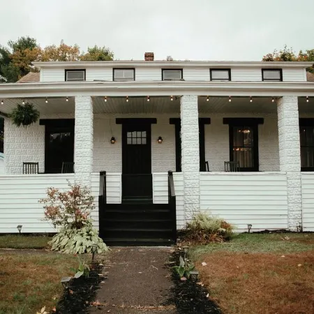 Charming 4-bedroom house in enchanting Millinocket with AC, WiFi Отели в г. Миллинокет