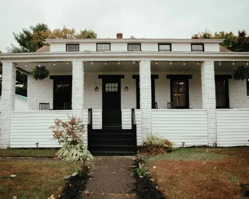 Charming 4-bedroom house in enchanting Millinocket with AC, WiFi Hotels in Millinocket